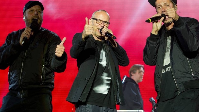 Smudo (l-r), Thomas D und Michael „Michi“ Beck feierten bei der Festivalpremiere den 24. Geburtstag der HipHop-Combo aus Stuttgart.