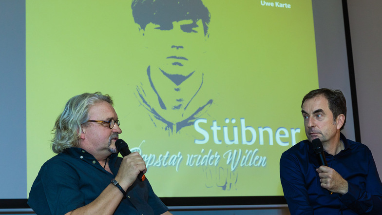 Buch-Autor Uwe Karte (r.) und Heiko Scholz sprechen bei der Buch-Premiere über Jörg Stübner.