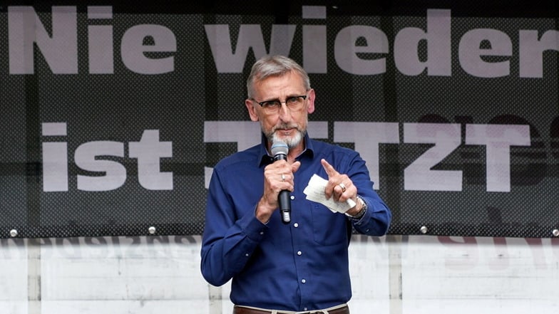 Innenminister Armin Schuster (CDU) spricht bei einer Solidaritäts-Demonstration für Politiker, die im Europa- und Kommunalwahlkampf von Rechtsextremisten angegriffen wurden.