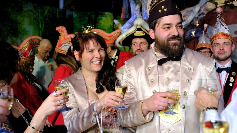 Zum Prinzenpaar der 64. Karnevalssaison gekürt. Matthias Menzel und Aline Nickel. Als Prinz Jupp LXIV. und Prinzessin Hübsch wurden sie beim Hofball gefeiert.
