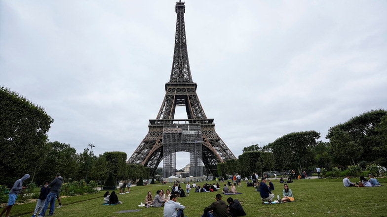 Der Pariser Eiffelturm ist am Samstag wegen einer Bombendrohung geräumt worden.