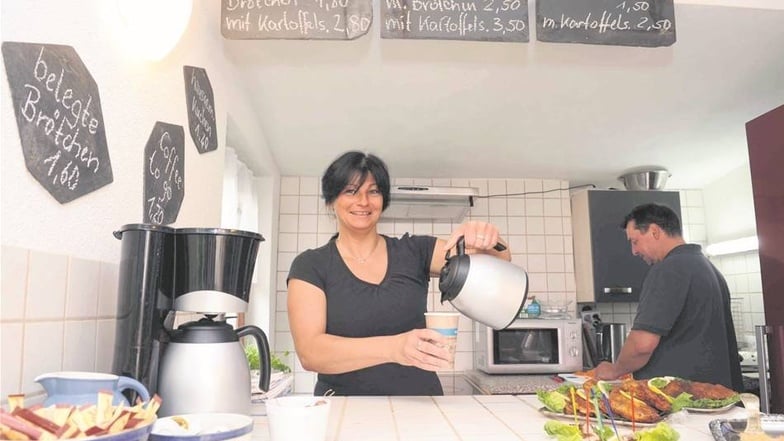 Kleine Küche ganz groß: Brigitte Förster und Mike Ruzika kochen und backen in ihrer Hofküche. Fotos: Katja Frohberg