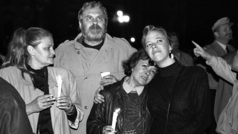 Zu den Hunderten Dresdnern und Gästen auf dem Theaterplatz gehörte in der Nacht zum 3.10.1990 in Dresden auch Gunther Emmerlich, mit Ehefrau Anne-Kathrein (2.v.r.) und Tochter Karoline (r.).
