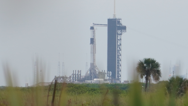 Die Rakete von SpaceX für Matthias Maurer. Fernab auf dem Startgelände der Nasa im Kennedy Space Center. Dort wo einst die Shuttle gestartet sind..