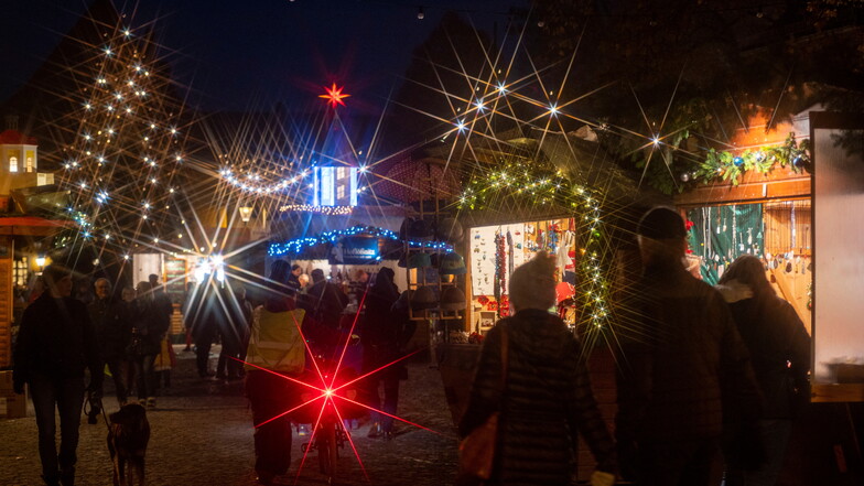 Der Radebeuler Weihnachtsmarkt "Lichterglanz und Budenzauber" auf dem Anger in Altkötzschenbroda.