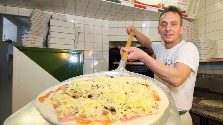 Pizzabäcker liefern nur bis zur Grenze  Bei Pizza muss die grenzübergreifende Zusammenarbeit doch einfach stimmen. Es gibt ja auch auf beiden Seiten beliebte Pizzerien, die jeweils auch Kunden von der anderen Neißeseite anziehen. Nur, deutsche Lieferfahrzeuge in Polen und polnische in Deutschland, das sieht man kaum. „Nein, wir fahren nicht nach Görlitz“ und „Nein, wir liefern nicht nach Zgorzelec“ heißt es bei „Hallo Pizza“ wie bei „Bazylia – Pizza & Pasta“ gleichermaßen. „Ich könnte es theoretisch machen“, sagt René Nerling von der Pizzeria Portofino in Görlitz. „Man kann eine internationale Steuernummer beantragen, das habe ich getan“, erzählt er. Er hätte sogar Personal bei der Hand, das sich in Zgorzelec auskennt, um die Pizzen zu liefern. „Aber ich würde es einfach nicht schaffen“, erzählt er. „Ich habe einen kleinen Laden und mache alles alleine. Ich bin schon voll ausgelastet mit den Görlitzer Kunden.“ Bei einer anderen Görlitzer Pizzeria liegt der Fall anders. „Wir liefern nur im Stadtgebiet von Görlitz aus“, erzählt ein Mitarbeiter. Kunnerwitz fällt also auch raus. Auch wenn es anders wäre, könnte er sich vorstellen, dass sich Schwierigkeiten ergeben würden. Probleme bei der Verständigung vielleicht oder bei der Suche nach der richtigen Adresse.