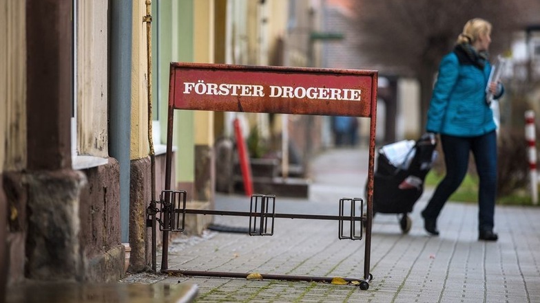 Der angerostete Fahrradständer vor dem Laden erinnert Helga Förster an die Zeiten, in denen ihr Name noch ein Begriff in Hirschfelde war.