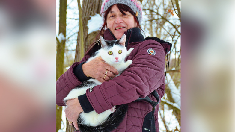 Sybille Strauch aus Zöthain mit ihrem Kater Felix, der nach einem Hundeangriff von der Feuerwehr von einem Baum gerettet wurde.