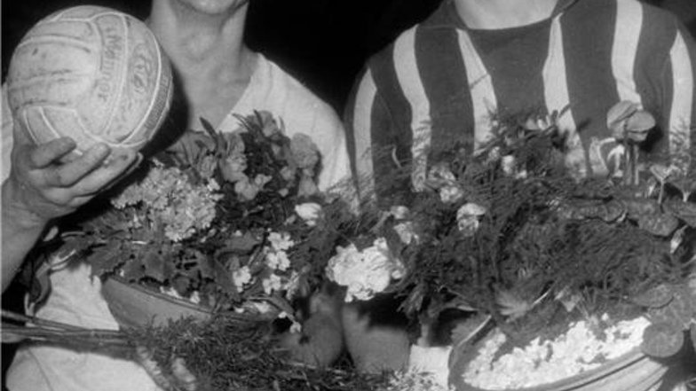 Nach dem Endspiel um die  Hallenhandball-DDR-Meisterschaft im Februar 1962 erhielt Paul Tiedemann (links), damals Kapitän des SC DHfK Leipzig, in Berlin den Meisterpokal. Die Sachsen bezwangen den SC Dynamo Berlin mit Kapitän Rudi Hirsch (r).