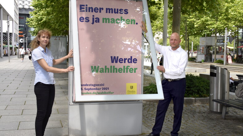 Dresdens Wahlleiter Lioba Buscher und Markus Blocher werben um Helfer für die Bundestagswahl im Herbst.