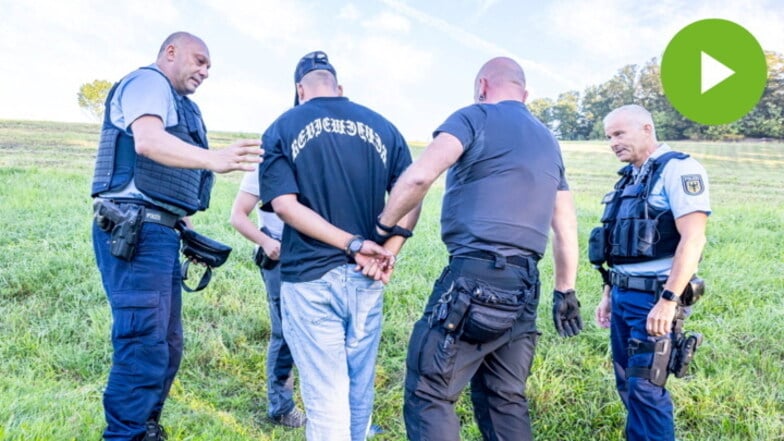 "Flucht um jeden Preis." Am 12. September 2023 nehmen Bundespolizisten den Schleuser Jaswinder S. nach wilder Verfolgung bei Berggießhübel fest.