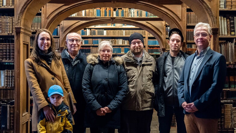 Von links: Lauren Leiderman und ihr Kind mit Nachum und Orna Paran sowie deren Söhnen Ohad und Ido. Jasper von Richthofen von den Görlitzer Sammlungen zeigt ihnen den historischen Bibliothekssaal.