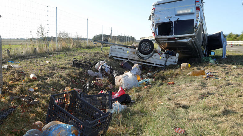 Die Ladung des Anhängers, Kartoffeln und weitere Lebensmittel, landete im Straßengraben.