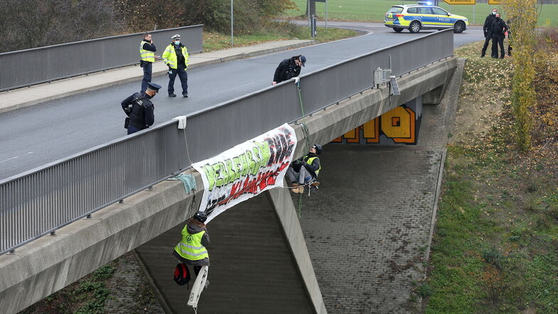 Spezialkräfte der Polizei bergen zwei Klimaschützer, die sich im November 2020 bei Dresden an eine Autobahnbrücke gehängt hatten.