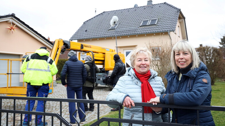 Wohnen gerne in Seerhausen: Gisela Möbius und ihre Tochter Silke Heuer, vor deren Haus gerade die Hebebühne aufgebaut wird.