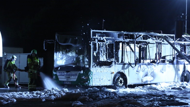 Das Feuer wurde gelöscht, der Bus war aber nicht zu retten.