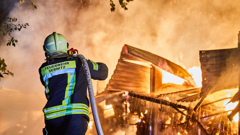 In Sebnitz brannte in der Nacht zum Sonntag eine Feldscheune mit Stroh komplett ab.