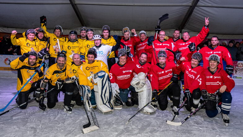Im Winterdorf der Stadtwerke Döbeln gab es am Donnerstag nach vier Jahren Pause wieder das traditionelle Eishockey-Spiel Stadtwerke-Eisfüchse gegen Masten-Tigers.