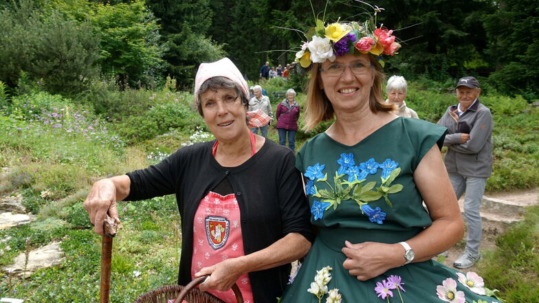 Beim letzten Gartenfest 2019 empfingen die Semmelmilda, das Schellerhauer Original alias Sabine Nowraty, und Gartenfee alias Gartenleiterin Anke Zimmermann die Besucher.