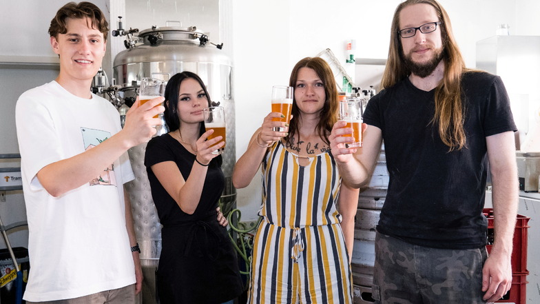 Die Azubis (von links) Marcel Opitz, Julia Knop, Lena Kleint und Benjamin Mayerl stoßen in der Görlitzer "Bierblume" auf ihr selbst gebrautes Bier an.