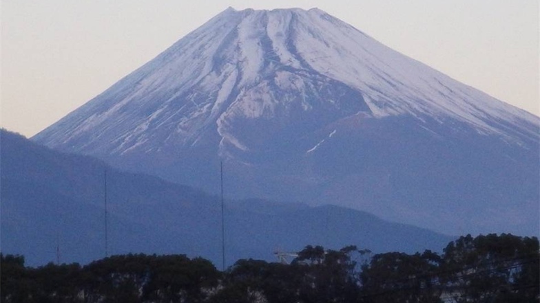 Der Fuji, der die Landschaft mit seiner typischen Form weit überragt.