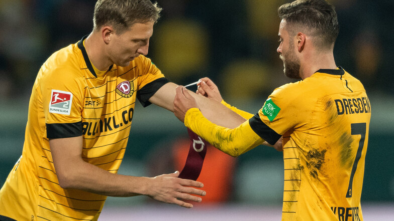 Insgesamt siebenmal lief Niklas Kreuzer vorige Saison bei Dynamo als Kapitän auf, hier übergibt er die Binde an Marco Hartmann (r.).