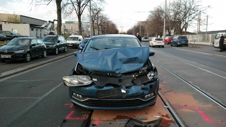Dieser VW-Polo musste nach einem Auffahrunfall abgeschleppt werden. Die Unfallursache ist noch unbekannt.