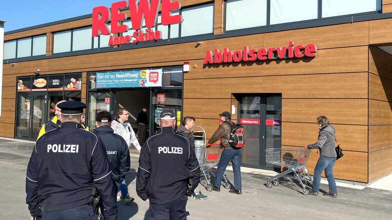Zur Eröffnung des Rewe-Marktes war auch die Polizei da.