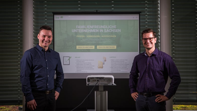 Julius Kunath (links) und Norman Richter Bildungswerk der Sächsischen Wirtschaft in Dresden sind an der Entwicklung des Web-Checks für familienfreundlichere Unternehmen beteiligt.