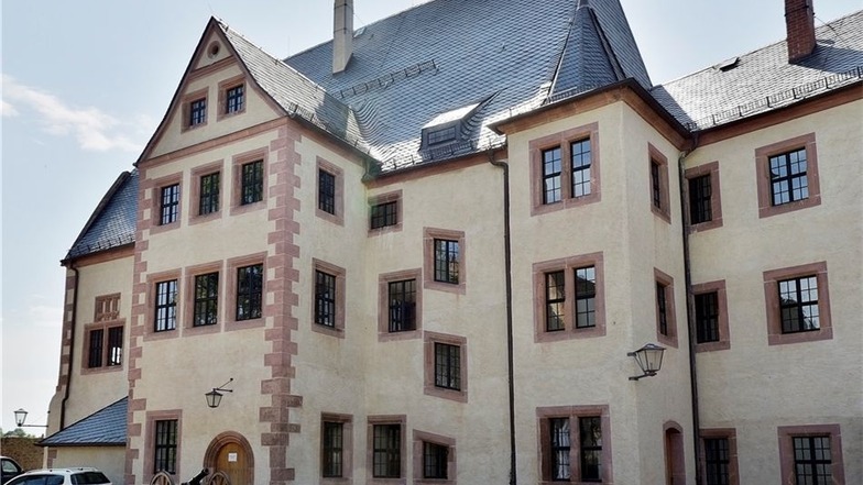 Das Herrenhaus am Westrand des Hofes von Burg Mildenstein wurde zu Zeiten der Gotik unter der Herrschaft Wilhelm I. und später von seinem Neffen, Friedrich dem Streitbaren, um- und ausgebaut. Später beherbergte es Amtsstuben, zuletzt Museums- und Verwaltu