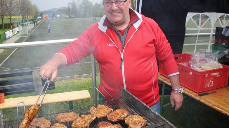 Klaus Behnig war wieder der „Mann am Grill“ beim Wachauer Fußballtag.