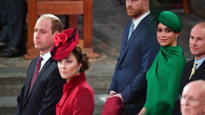 Prinz William (l), Herzog von Cambridge und seine Frau Catherine (2.v.l), genannt Kate, Herzogin von Cambridge stehen vor Prinz Harry (3.v.l), Herzog von Sussex und seiner Frau Herzogin Meghan beim Commonwealth Gottesdienst in der Westminster Abbey. Es is