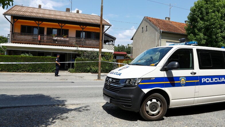 Ein Polizist steht ín Daruvar vor dem Café, in dem der Schütze verhaftet wurde.