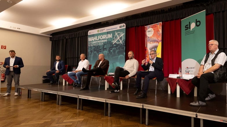 Auf dem Podium zum Wahlforum im Großenhainer Alberttreff saßen Sebastian Fischer/CDU; Mario Beger/ AfD; Markus Pohle/Die Linke; Volker Herold/Bündnis 90/Grüne; Frank Richter/SPD und Sven Seurig/FDP (v.l.) Ganz links: Moderator Jan Witza.