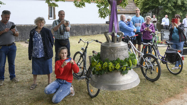 Große Aufmerksamkeit auf dem Zschaitener Kirchhof erhielten die Glocken bereits bei ihrer Ankunft am 7. Juli. Da wurden viele Erinnerungsfotos per Handy geschossen.