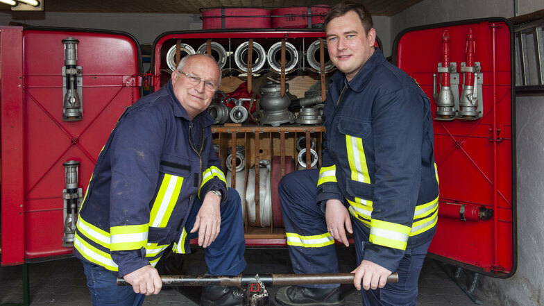 Ortswehrleiter Alexander Krause und Dieter Stiel von der Naundorfer Feuerwehr am alten Löschanhängerschuppen. Ab dem Herbst wird ein neues Gerätehaus gebaut.