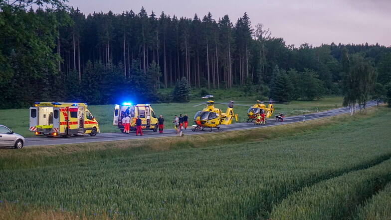 waren auch Rettungswagen, die freiwillige Feuerwehr aus Steinigtwolmsdorf mit drei Fahrzeugen, der Kreisbrandmeister sowie die Polizei vor Ort im Einsatz.
