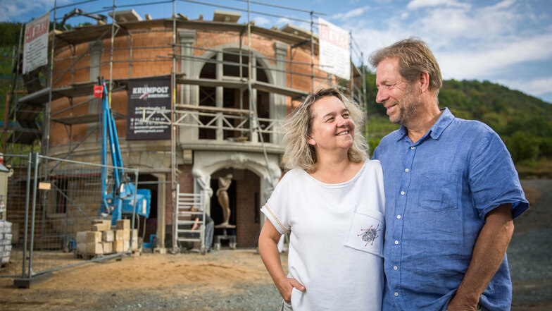 Freuen sich auf ihre neue Vinothek, in der Kunst und Wein eine Verbindung eingehen: Das Ehepaar Klaus Zimmerling und Malgorzata Chodakowska.
