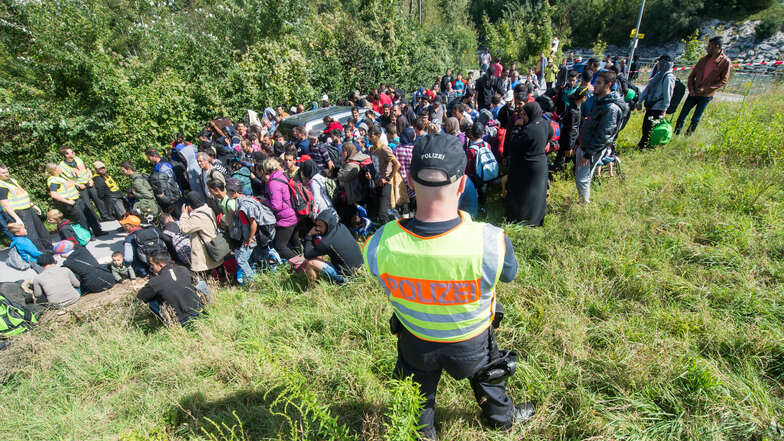 Flüchtlinge stehen im September 2015 nahe der deutsch-österreichischen Grenze:  Solche Bilder soll es durch eine Asyl-Reform künftig nicht mehr geben.