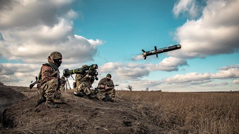 Ukrainische Soldaten feuern eine US-Rakete ab. Die Frage nach Waffenlieferungen oder dem "Einfrieren" des Krieges, wie Sachsens MP Kretschmer forderte, sorgt in Deutschland für heftige Kontroversen.