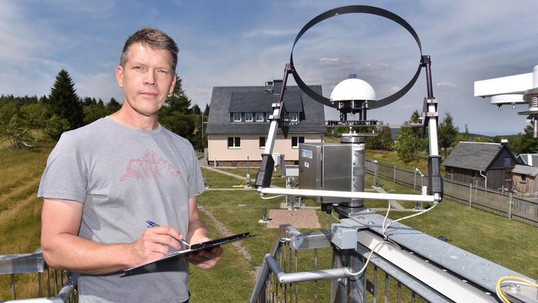 Jörg Peter, Mitarbeiter des Deutschen Wetterdienstes, kontrolliert auf dem Gelände der Zinnwalder Wetterstation die einwandfreie Funktion der vollautomatisch laufenden Geräte.