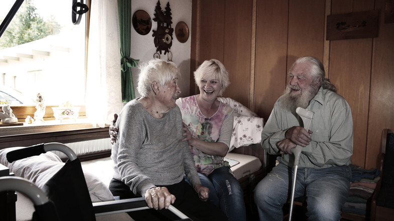Violetta Magalska aus Polen (Mitte) kümmert sich um die pflegebedürftige 89-jährige Gertrud Petzoldt und ihren 91-jährigen Ehemann Siegfried. Dafür ist sie mit in die Wohnung des Paares in Lauta im Landkreis Bautzen eingezogen.