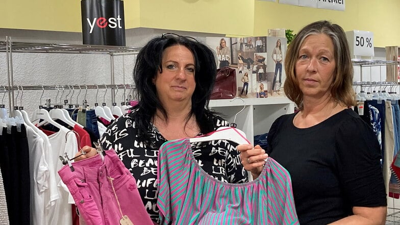 Janet Schröder (links) und Heidi Bixl haben 21 Jahre lang Mode für Damen und Herren im Geschäft am Markt verkauft. Doch nun muss Heidi Bixl den Laden aufgeben.