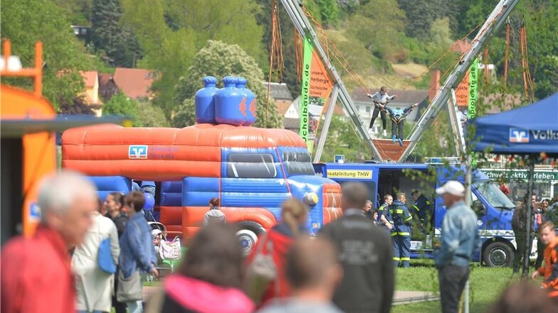 Sport und Spiel beim Familienfest des DGB auf dem Parkplatz an der Elbe in Pirna.