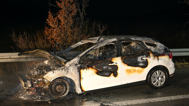 Auf der Autobahn zwischen Dresden und Bautzen ist am Freitagabend ein Ford Focus vollständig ausgebrannt.
