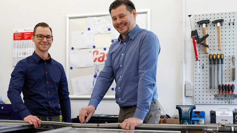 Vimtec-Geschäftsführer Silvio Leschke (rechts) und sein Zittauer Niederlassungsleiter Randy Roth im neuen Produktionsstandort im Gewerbegebiet Zittau/Pethau.