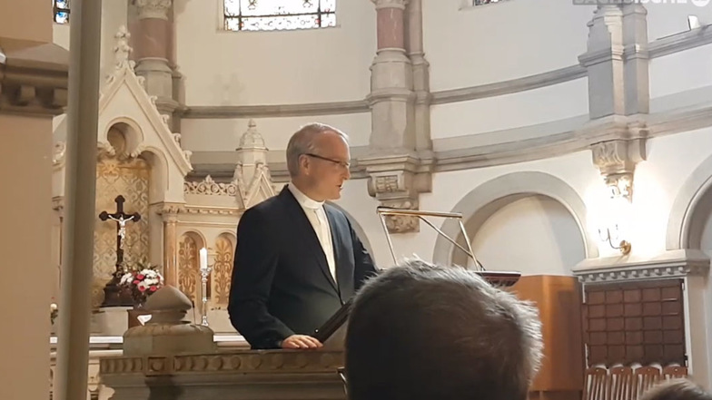 Ex-Bischof Rentzing während seiner Rede in der Dresdner Martin-Luther-Kirche.