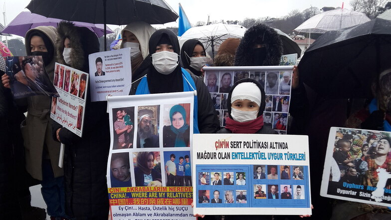 Mitglieder der uigurischen Gemeinschaft, die in der Türkei leben, halten in Istanbul Bilder von vermissten Familienmitgliedern hoch.