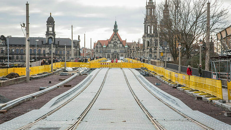 Die Augustusbrücke wird saniert. In diesem Zuge wird auch die Straßenbahnkreuzung am Neustädter Markt erneuert.