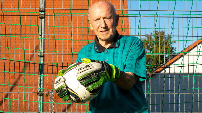 Freizeitfußballer Heinz Friese vom SV Berthelsdorf steht mit seinen 90 Jahren immer noch im Tor.